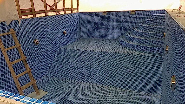 Отделка бассейна мозаикой